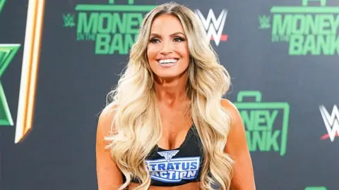 Getty Images Trish Stratus mengenakan atasan hitam di atas panggung di acara WWE for Money in the Bank 