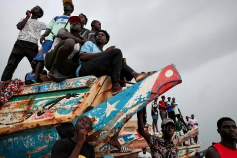 Zohra Benzemra/Reuters Masyarakat menonton pertandingan sepak bola antara dua tim bertetangga di Toubab Dialla, di pinggiran Dakar, Senegal, 25 September 2024.