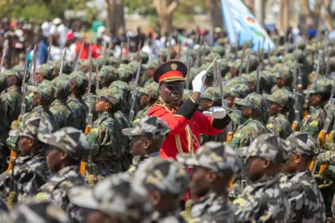 Alfredo Zuniga / AFP Anggota militer berbaris saat demonstrasi pasukan pertahanan khusus di Maputo pada 25 September 2024.