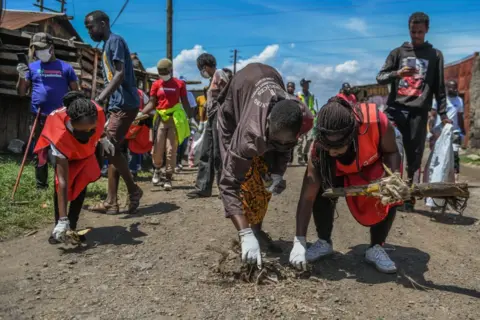 Gerald Anderson / Getty Images Warga Kenya mengumpulkan sampah selama kampanye pembersihan pada 20 September 2024.