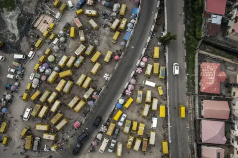 Olympia de Maismont / AFP Foto udara ini menunjukkan terminal bus Obalende di Lagos pada 24 September 2024.