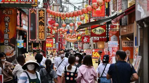 Getty Images Kerumunan orang berjalan di jalan di kawasan Pecinan Yokohama