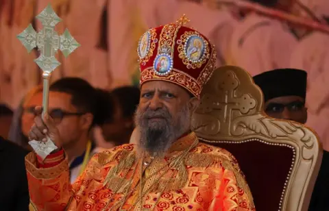 Tixa Negeri / Reuters Patriark Abune Mathias dari Gereja Ortodoks Ethiopia memberkati umat beriman selama festival Meskel di Addis Ababa, Ethiopia pada 26 September.