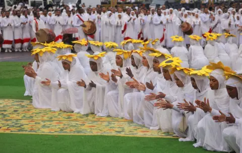 Tixa Negeri / Reuters Anggota Paduan Suara Ortodoks Ethiopia bernyanyi selama Festival Meskel