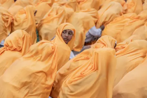 Emmanuel Sileshi/ AFP Seorang anggota paduan suara Ortodoks menyaksikan perayaan hari raya Meskel Ortodoks Etiopia di Addis Ababa pada 26 September.