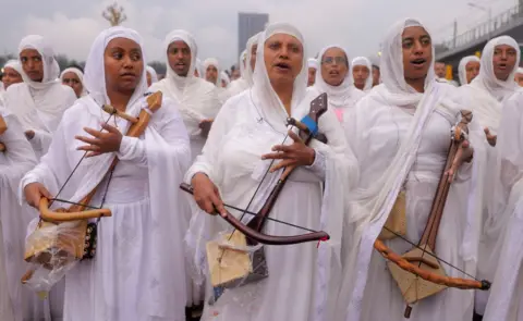 Tixa Negeri / Reuters Anggota Paduan Suara Ortodoks Ethiopia bernyanyi selama Festival Meskel