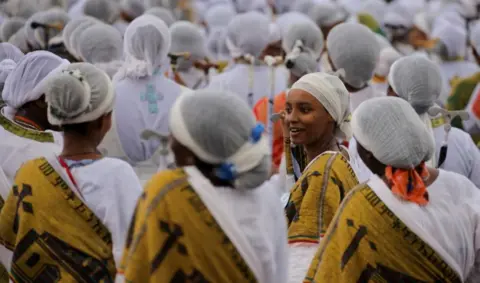 Tixa Negeri / Reuters Anggota Paduan Suara Ortodoks Ethiopia tampil pada festival Meskel di Addis Ababa, Ethiopia, 26 September,