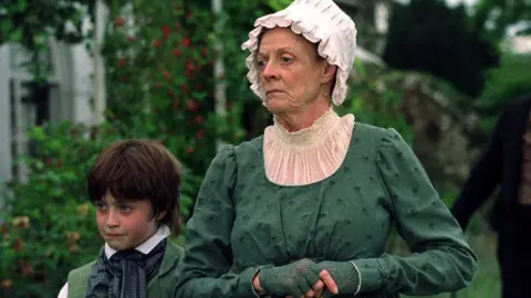 Dame Maggie Smith dengan Daniel Radcliffe muda di David Copperfield