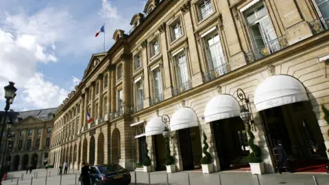 Getty Images Fasad Hotel Ritz Paris, sebuah bangunan batu megah dengan kanopi berbentuk kubah putih di atas keempat pintu masuknya