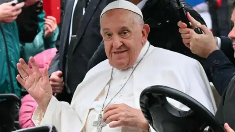 Alberto Pizzoli/AFP Paus Fransiskus menyapa massa di Leuven saat berkunjung ke Belgia pada 27 September 2024.