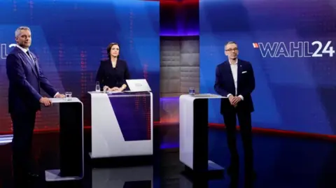 Reuters Rektor dan ketua Partai Rakyat (OeVP) Karl Nehhammer dan ketua Partai Kebebasan (FPOe) Herbert Kickl menunggu dimulainya debat TV di Wina, Austria, 23 September 2024.