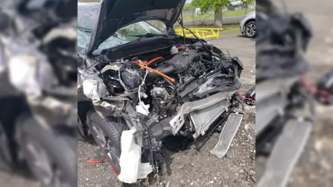 Mobil Uber milik Michael Shapiro pasca kecelakaan, kap mesin hancur dan mesin rusak parah.