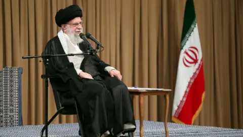 Reuters Pemimpin Tertinggi Iran Ayatollah Ali Khamenei berbicara pada konferensi di Teheran, Iran, 25 September 2024.