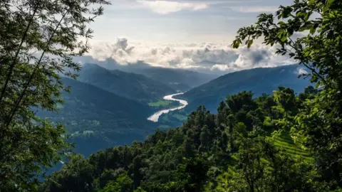 Getty Images Pemandangan Lembah Arun dari udara di selatan, dengan awan monsun menutupi dataran. 