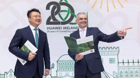 Huawei Calvin Lan, Chief Executive Huawei Irlandia, dan Dara Calleary, Menteri Promosi Perdagangan Irlandia