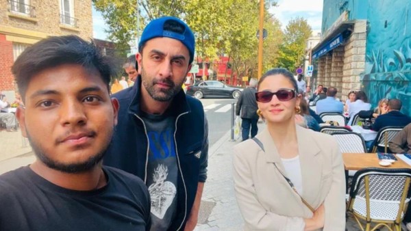 Alia Bhatt dan Ranbir Kapoor dengan seorang penggemar di Paris