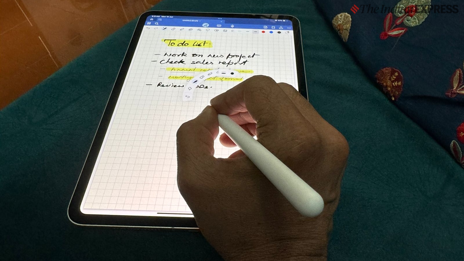 M4 iPad Pro berjalan pada iPadOS 17 secara langsung.