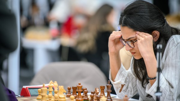 Vantika Agarwal dari India memikirkan langkah selanjutnya pada putaran ke-11 Olimpiade Catur di Budapest. (Foto: FIDE/Michal Walusza)