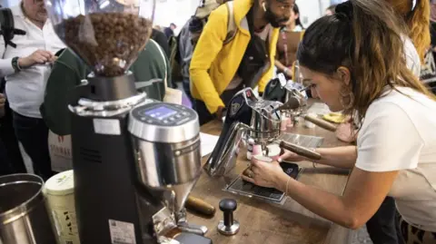 Getty Images Orang-orang ambil bagian dalam Festival Kopi London di Truman Brewery Markets di London, Inggris 