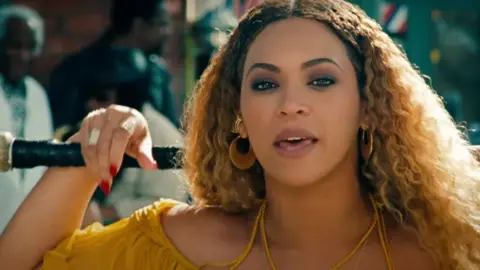 Parkwood / Columbia Beyonce dalam video Hold Up tahun 2016