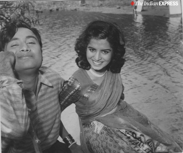 Dev Anand bersama istri Kalpana Karthik alias Mona Singha