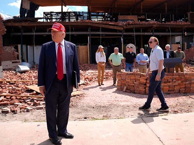 Kandidat presiden dari Partai Republik mantan Presiden Donald Trump mengunjungi pusat kota Valdosta, Georgia, yang rusak akibat Badai Helen pada Senin, 30 September 2024. (AP Photo/Evan Vucci)