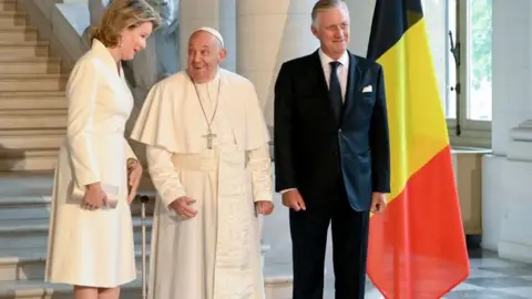 Vatican Pool/Getty Images Paus Fransiskus bersama Raja dan Ratu Belgia Mathilde di Kastil Laeken pada 27 September 2024 