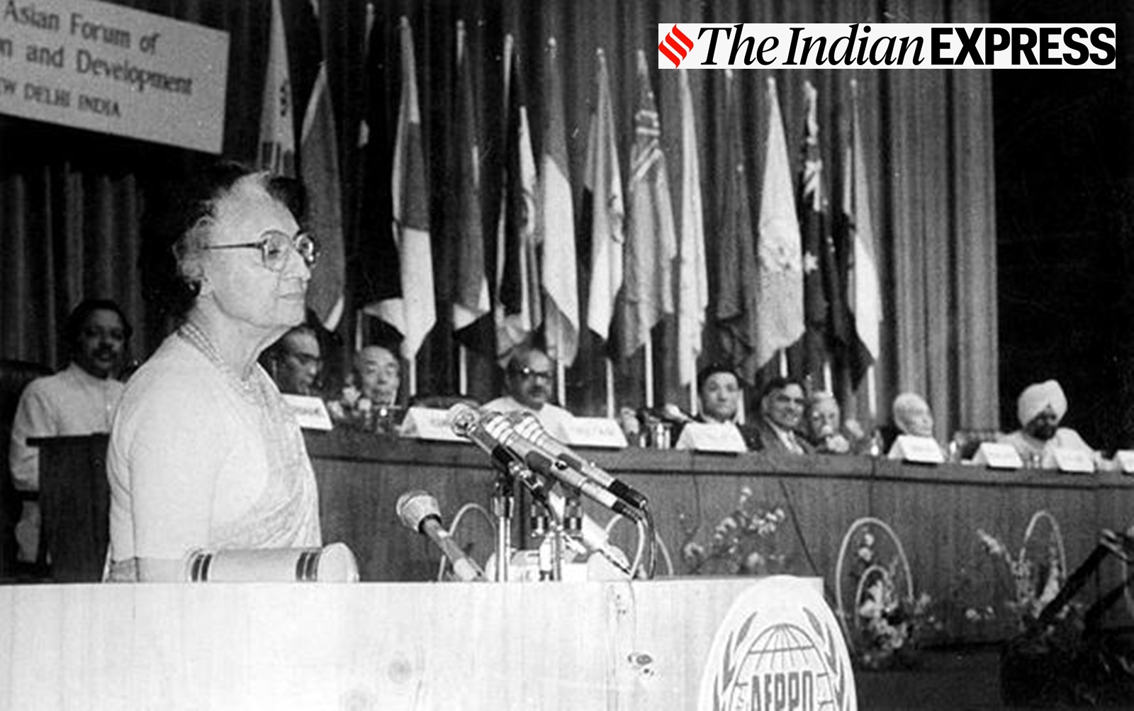     Indira Gandhi meresmikan konferensi pertama Forum Parlemen Asia tentang Kependudukan dan Pembangunan di New Delhi pada 17.2.1984. Foto arsip ekspres