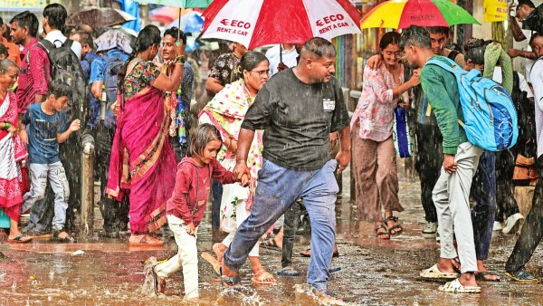 Hujan Mumbai, Hujan Mumbai, Musim Hujan Mumbai, IMD, Departemen Meteorologi India, Gangguan Kereta Api, Gangguan Penerbangan, TERBAIK, Pasokan dan Transportasi Listrik Brihanmumbai, Berita Mumbai, Berita Maharashtra, Indian Express, Urusan Terkini