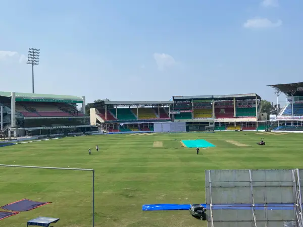 Lampu sorot di stadion juga menjadi perhatian jika pilar tribun penonton lama tidak mampu menopang beban penonton dan pencahayaan yang buruk berdampak pada jalannya pertandingan. (Prateyush Raj)