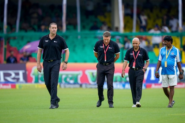 Wasit memeriksa lapangan Kanpur