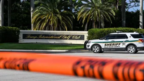 Getty Images Seorang sheriff memblokir jalan di luar Trump International Golf Club di West Palm Beach, Florida pada 15 September 2024, menyusul penembakan di lapangan golf mantan Presiden AS Donald Trump.