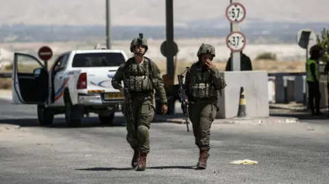 Getty Images Pasukan Israel menyelidiki tempat kejadian setelah seorang sopir truk melepaskan tembakan di Jembatan Raja Hussein (Allenby) yang melintasi antara Yordania dan Tepi Barat dekat Jericho pada 08 September 2024.