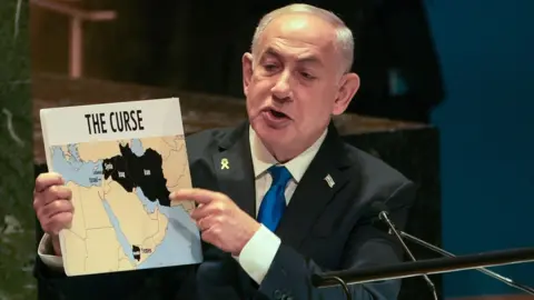 Perdana Menteri Israel EPA Benjamin Netanyahu menunjukkan peta tersebut saat berpidato di Majelis Umum PBB di New York.