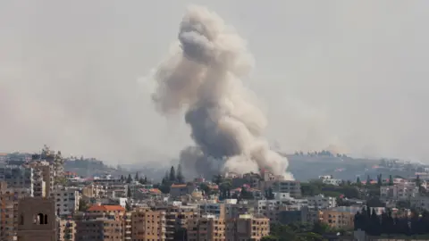 Reuters Asap mengepul setelah serangan Israel di dekat Tirus di Lebanon selatan (23 September 2024)