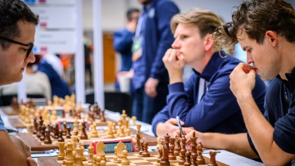 Magnus Carlsen dari Norwegia menghadapi Roberto Garcia Pantoza dari Kolombia pada putaran ketiga Olimpiade Catur di Budapest. (Foto oleh Michal Walusza)