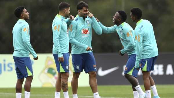 Vinicius Junior dari Brasil, kedua dari kanan, melihat Lucas Paqueta selama sesi latihan menjelang kualifikasi Piala Dunia melawan Ekuador di Curitiba, negara bagian Parana, Brasil.