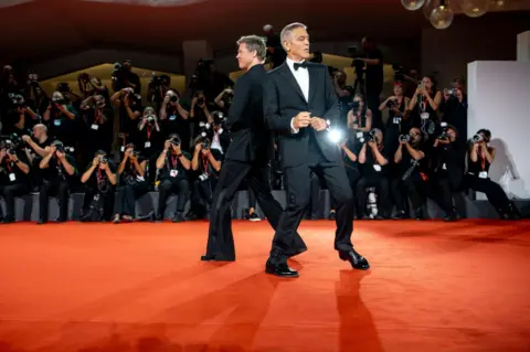 Luca Carlino/NurPhoto/REX/Shutterstock Brad Pitt dan George Clooney menari di karpet merah