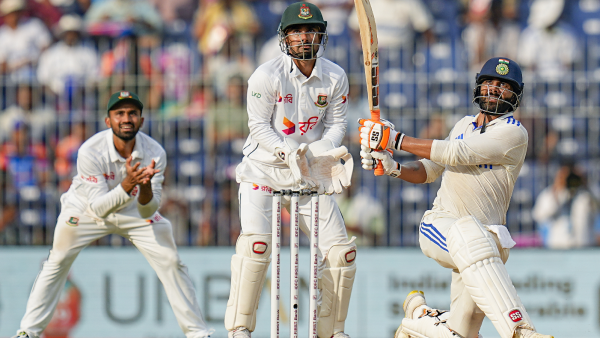 Pemain India Ravindra Jadeja melakukan tembakan pada hari pertama pertandingan uji kriket pertama antara India dan Bangladesh di Stadion MA Chidambaram di Chennai.