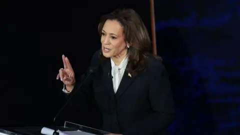 Getty Images Kamala Harris berbicara dengan Donald Trump dalam debat presiden pertamanya pada hari Selasa