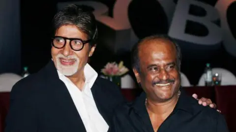 Getty Images Amitabh Bachchan dan Rajinikanth pada peluncuran musik 'Robo' di Mumbai pada 14 Agustus 2010.