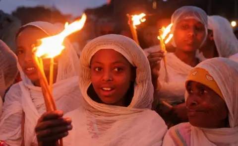     Tixa Negeri / Reuters Umat ​​Ortodoks Ethiopia memegang lilin selama festival Meskel memperingati penemuan salib asli tempat Yesus Kristus disalibkan di Addis Ababa, Ethiopia, 26 September, di Addis Ababa, Ethiopia.