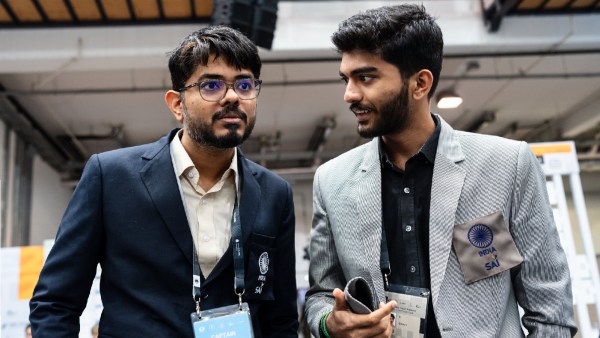 Olimpiade Catur: De Gukesh (kanan) berbicara dengan kapten tim India Srinath Narayanan setelah pertandingan di Olimpiade Catur di Budapest. (Foto: FIDE oleh Maria Emelianova)