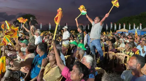 BBC News/Akriti Thapar Presiden Ranil Wickramasinghe berunjuk rasa di kota Beruwala
