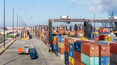 Getty Images Kontainer pengiriman ditumpuk tinggi di Port of Houston Authority pada 20 September 2024 di Harris County, Texas.