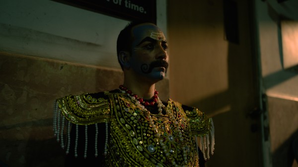 Deepak Dobriyal sebagai Ram Charan Pandey di Sektor 36. 