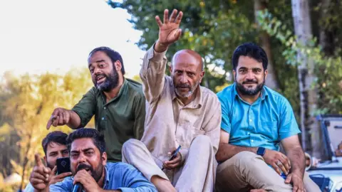 Getty Images Pemimpin Partai Awami Ittehad Sheikh Abdul Rashid, juga dikenal sebagai Insinyur Rashid, berbicara dalam rapat umum menjelang pemilihan majelis di Sopore, Jammu dan Kashmir, India, pada 20 September 2024. (Foto oleh Naseer Kachru/NoorPhoto melalui Getty Images)
