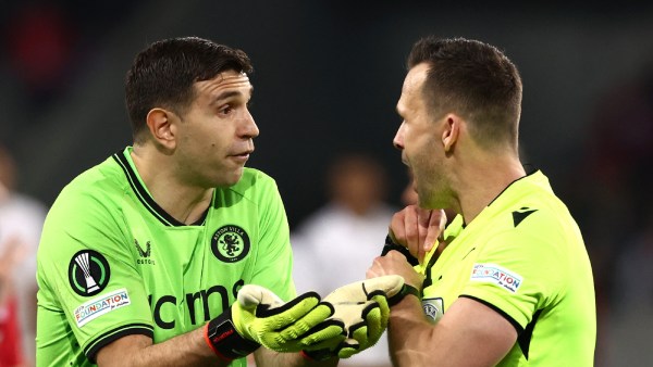 Kiper Emiliano Martinez menerima setengah dari 13 kartu kuning Aston Villa karena membuang-buang waktu. (Reuters)