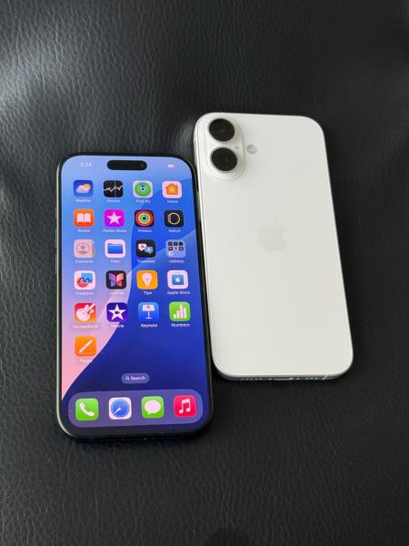 iPhone 16 dan iPhone 16 Pro yang baru diluncurkan.