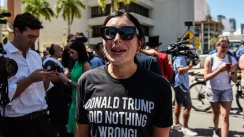 Laura Loomer dengan kaos Trump di Florida pada Getty Images 2023